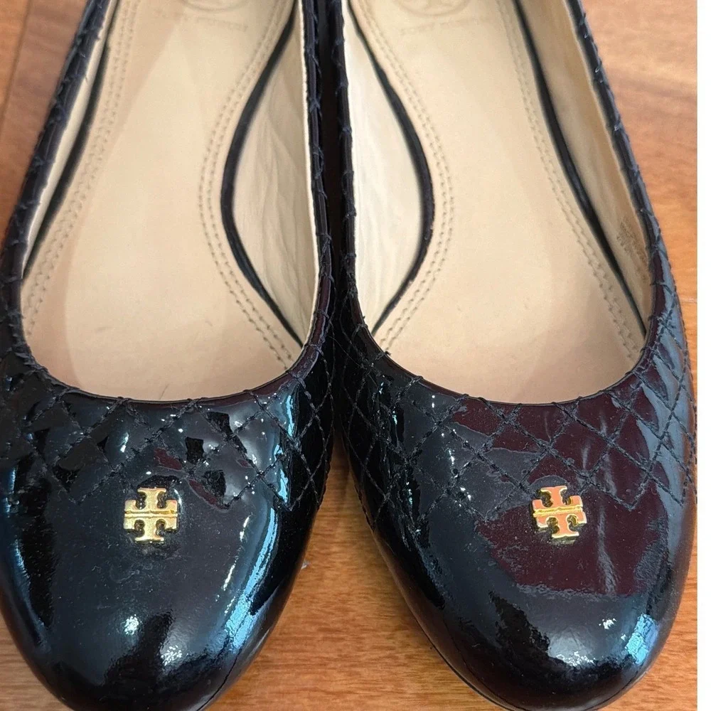 Tory Burch Ballet Flats Womens Black Quilted‎ Patent Leather Gold Logo 7.5M
